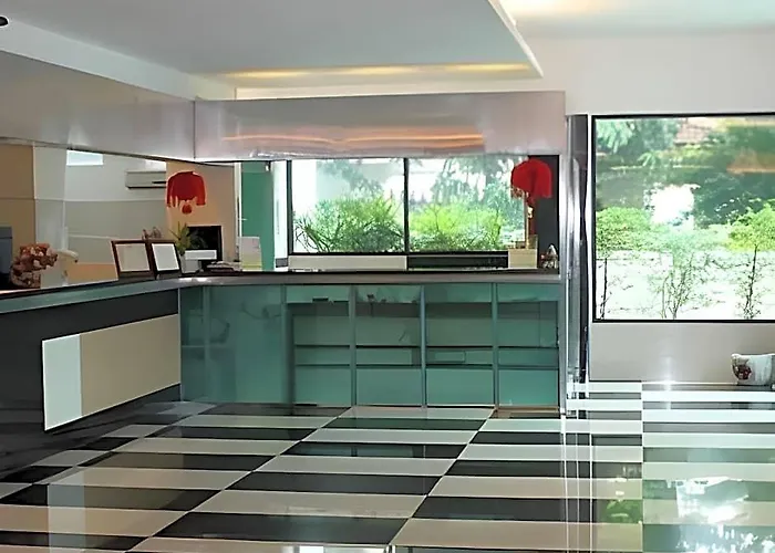 拉查达17普拉斯酒店 酒店